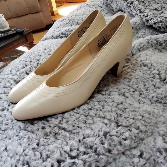 Ladies naturalizer heels 8.5 - Picture 2 of 4